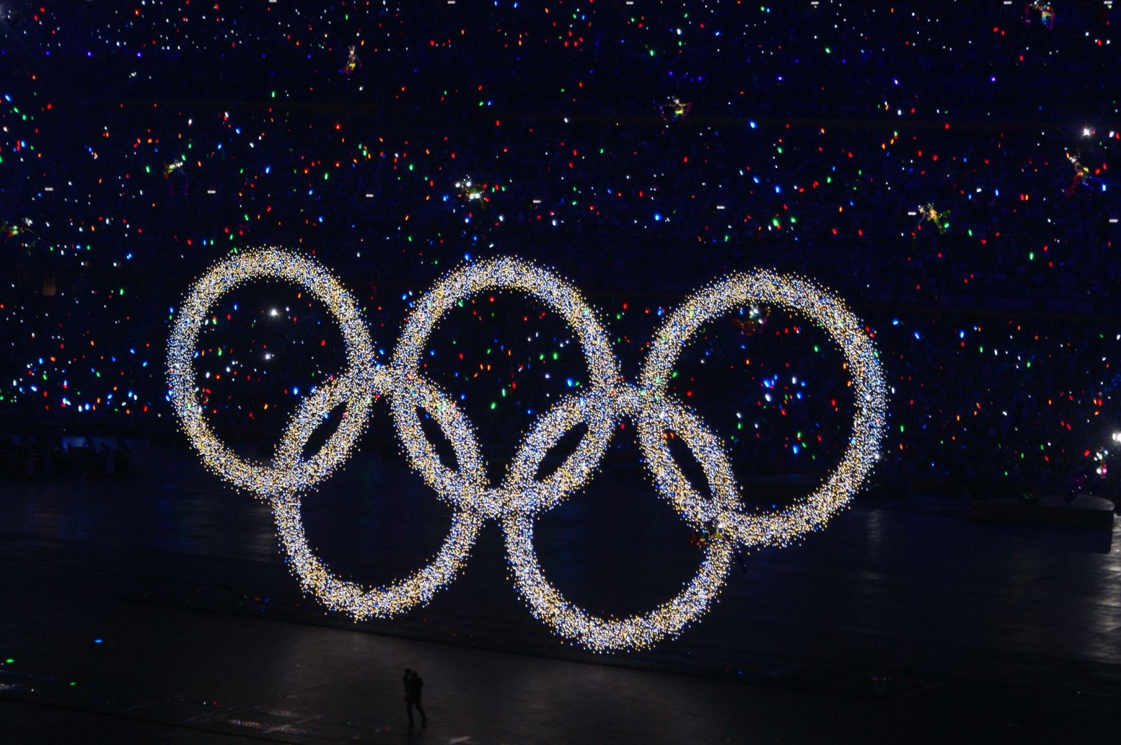 北京奥运会开幕式演出后,许多朋友非常好奇的问:"地板上的五环如何